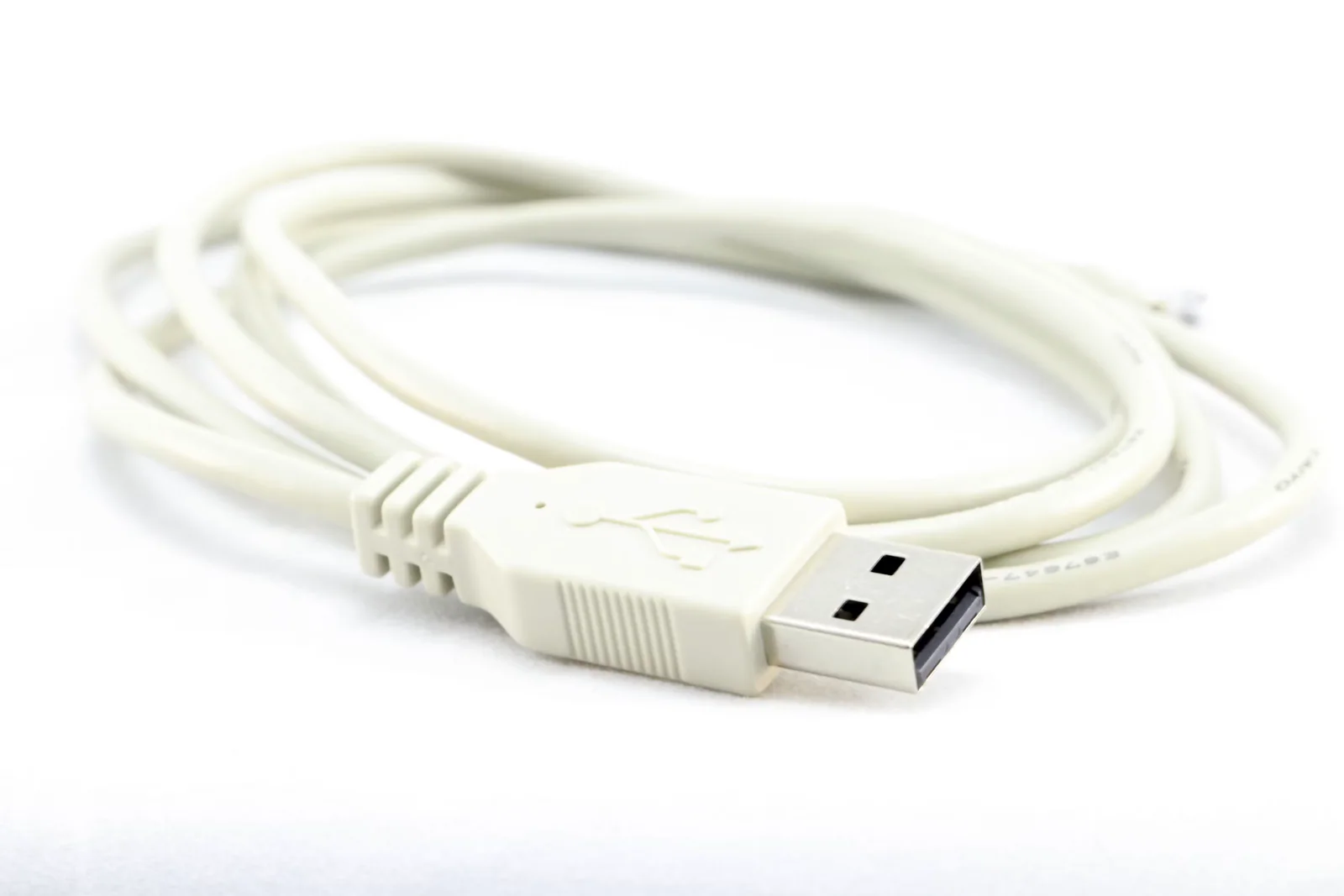 USB-C кабель подключен к ноутбуку, рядом находится второй свободный порт того же формата