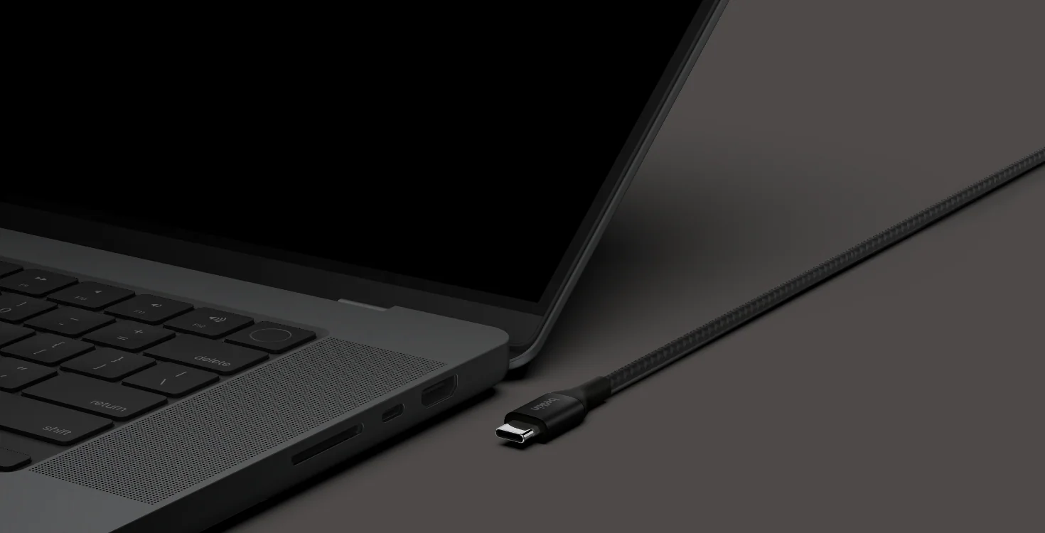 USB-C кабель с частично прозрачным корпусом штекера, внутри показана электронная плата с E-Marker
