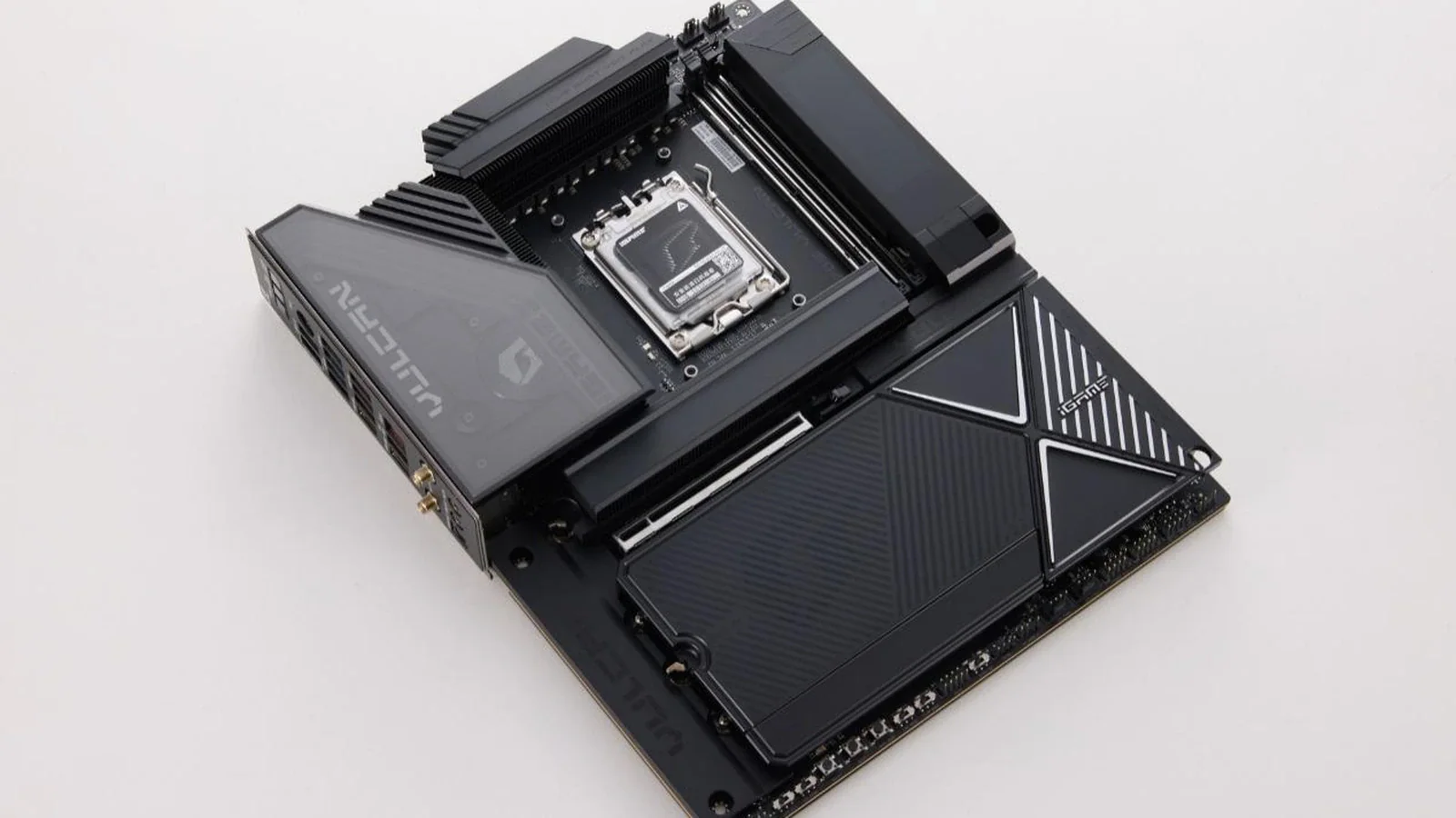 iGame X870E VULCAN OC V14 сделала ставку не на обычные сборки
