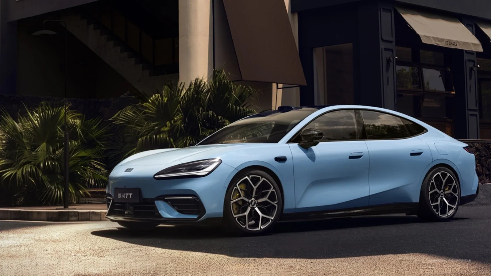 Geely Galaxy TT вышел дешевле предзаказа и сразу получил версии на 640 и 725 км