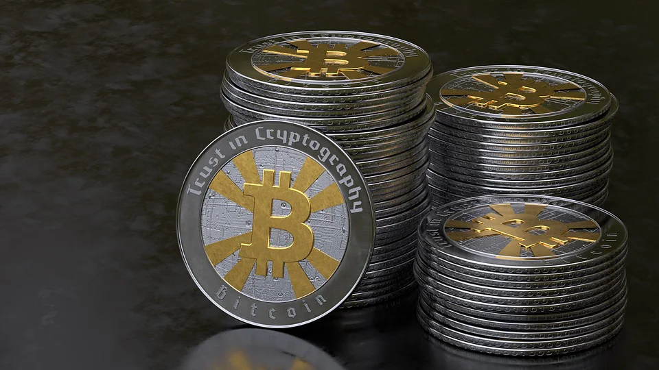 Физические стилизованные монеты Bitcoin.