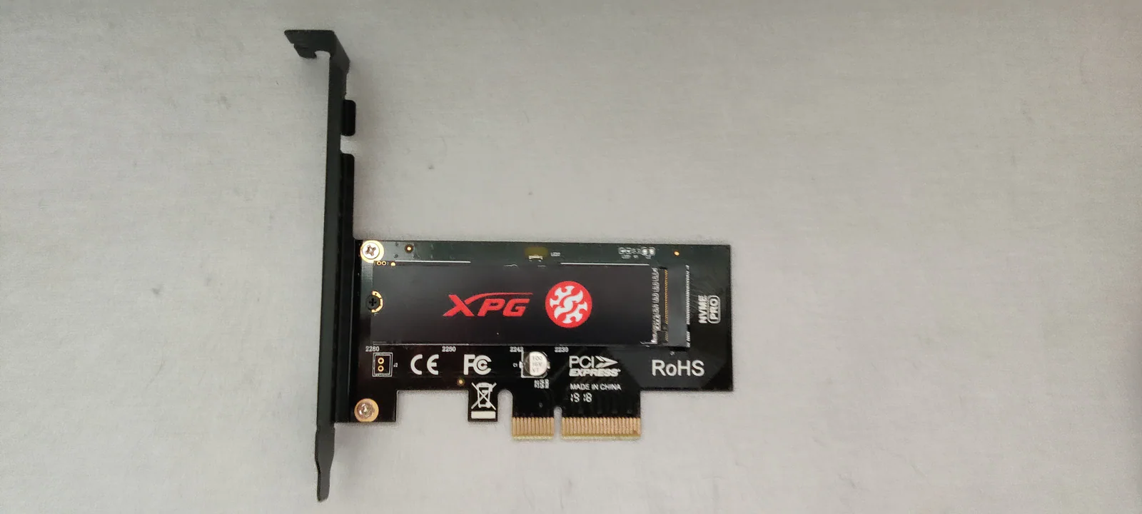 NVMe SSD формата M.2 2280, установленный на адаптер M.2 в PCI Express x4