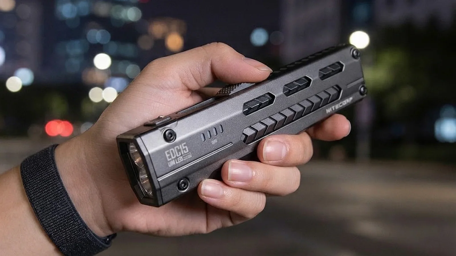 Nitecore EDC15 получил УФ-свет и бьет белым лучом на 208 метров