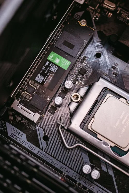 участок материнской платы с процессорным сокетом и установленным M.2 SSD