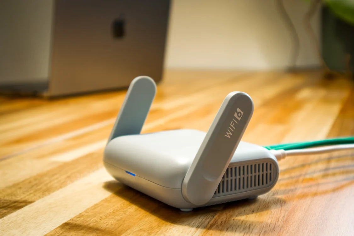 современный Wi-Fi 6 роутер с внешними антеннами и подключенным Ethernet-кабелем