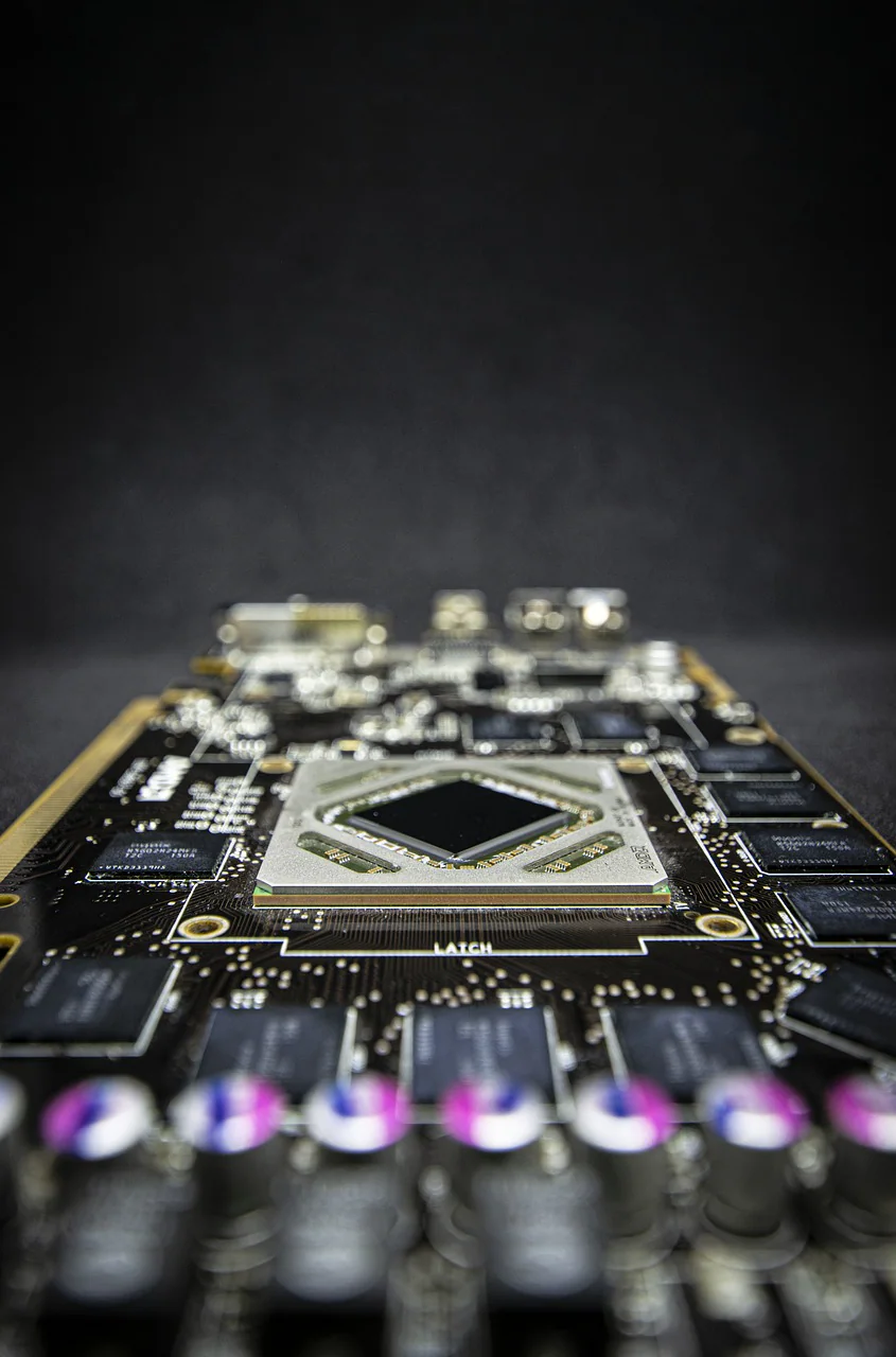 графическая плата с открытой печатной платой, видны GPU, память и силовые компоненты
