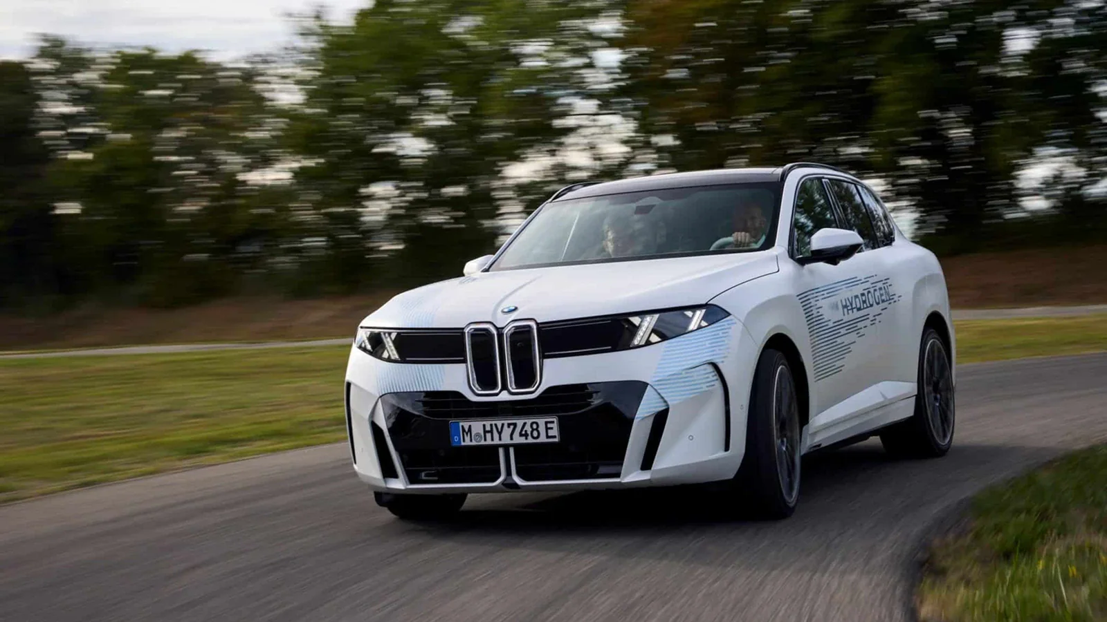BMW iX5 Hydrogen вышел на дорожные испытания перед запуском в 2028 году