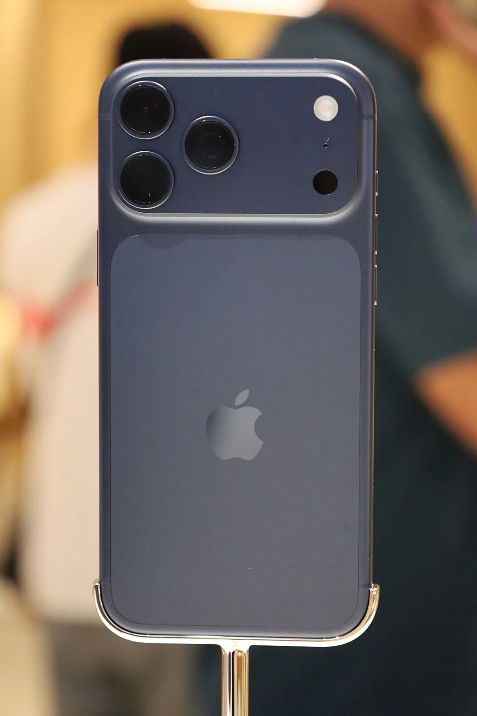 iPhone 17 Pro Max, снятый во время старта продаж поколения iPhone 17.