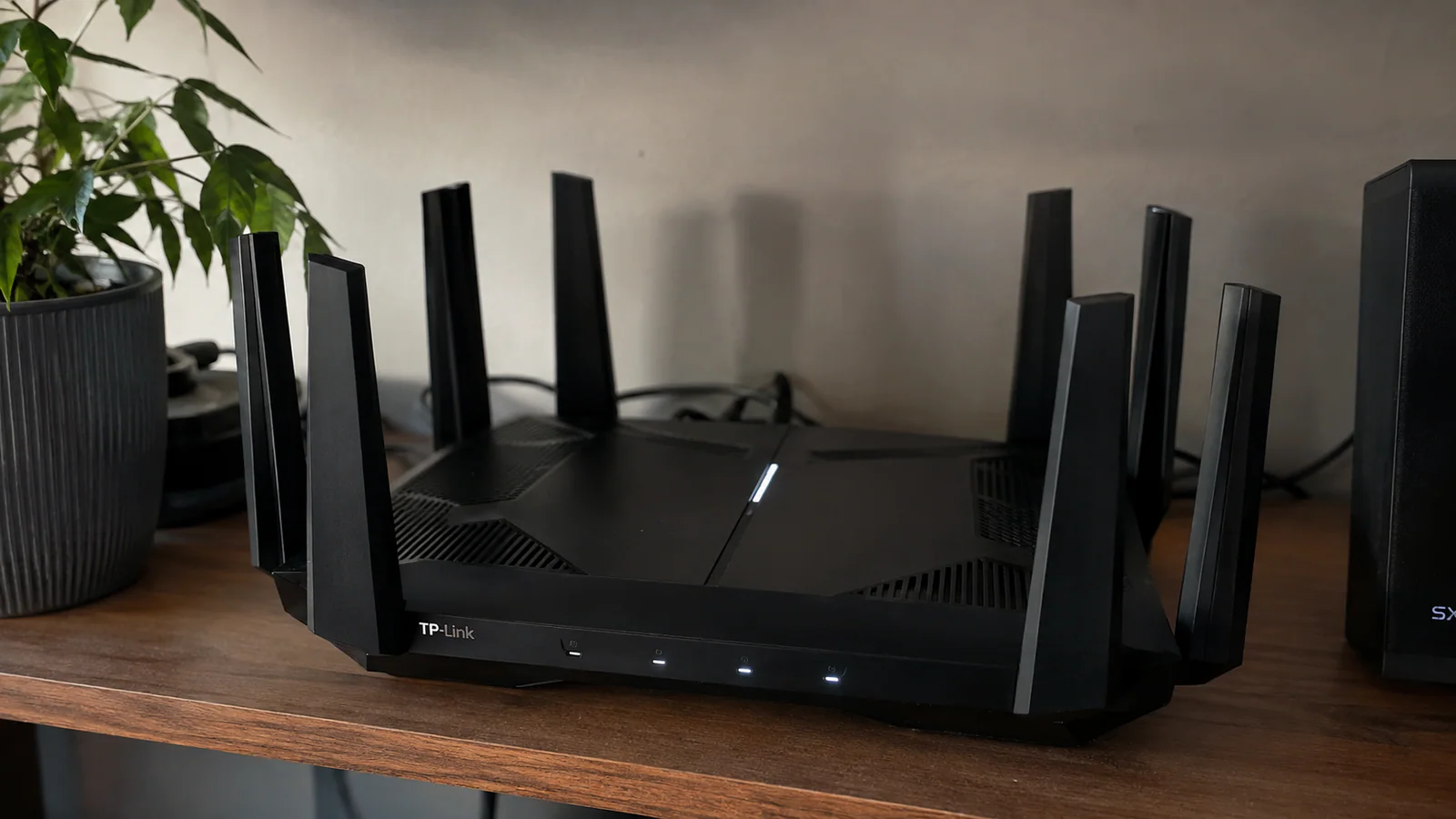 Почему роутер AX3000 не дает 3000 Мбит/с, а BE9300 не дает 9300: как на самом деле считается скорость Wi-Fi